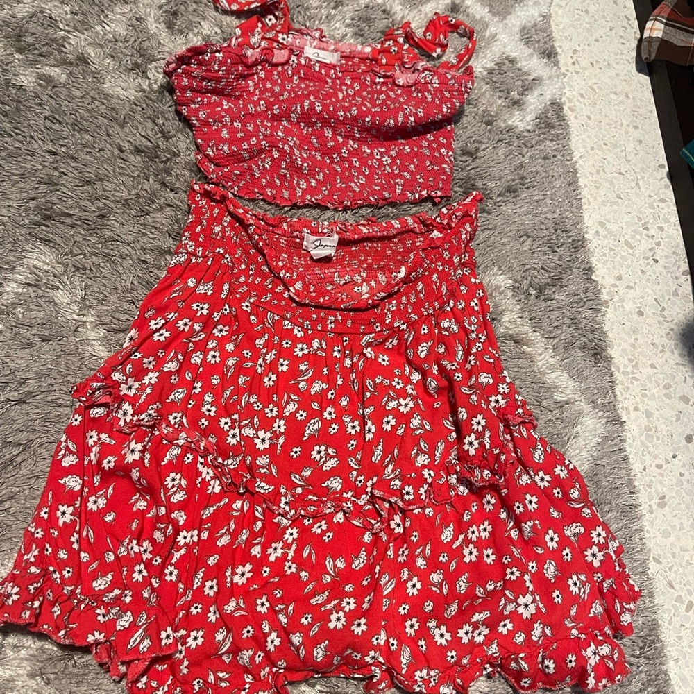 Two piece set can be worn together or separate size medium